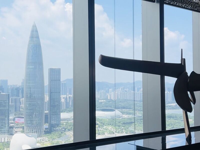 一起瑜伽场馆实拍：高层教室与深圳天际线